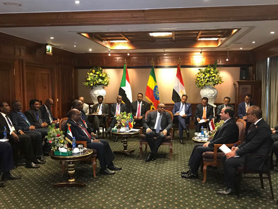 عبد الفتاح السيسي ونظيره السوداني عمر البشير ورئيس وزراء إثيوبيا هايلا ميريام 