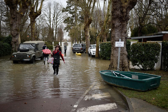 مواطنون يسيرون وسط مياه الفيضانات