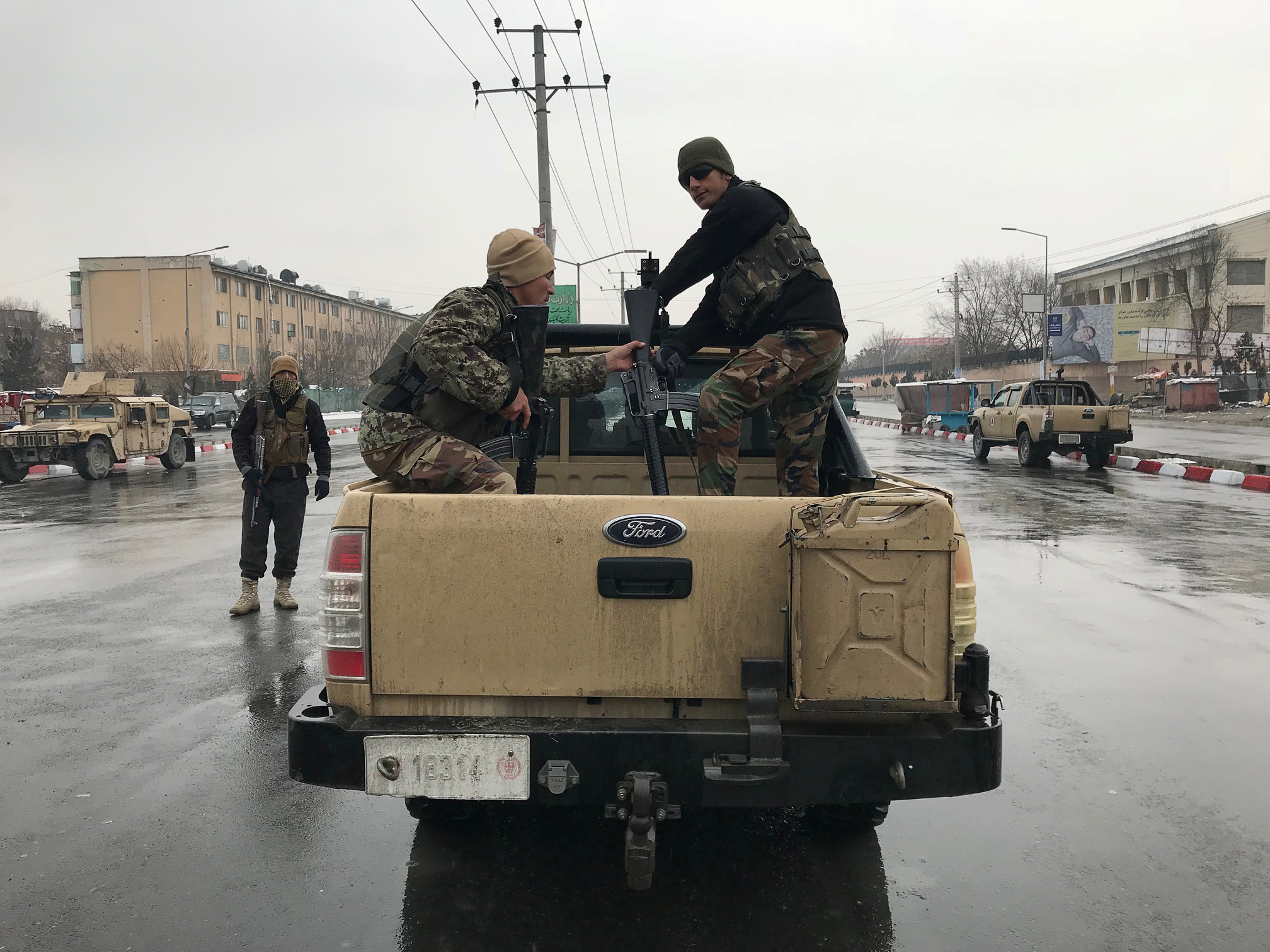 آليات الشرطة الأفغانية في محيط الحادث
