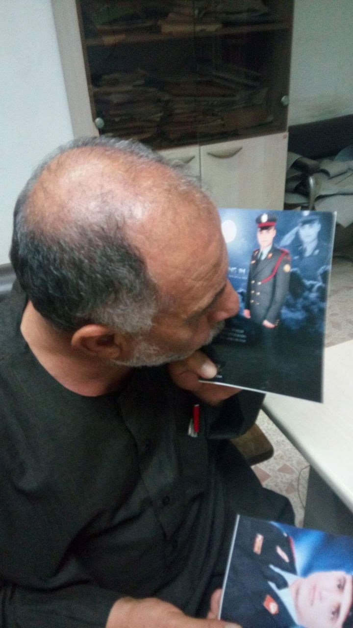 عقب سماع الحكم والد الشهيد يقبل صورة نجله عقب سماع الحكم والد الشهيد يقبل صورة نجله