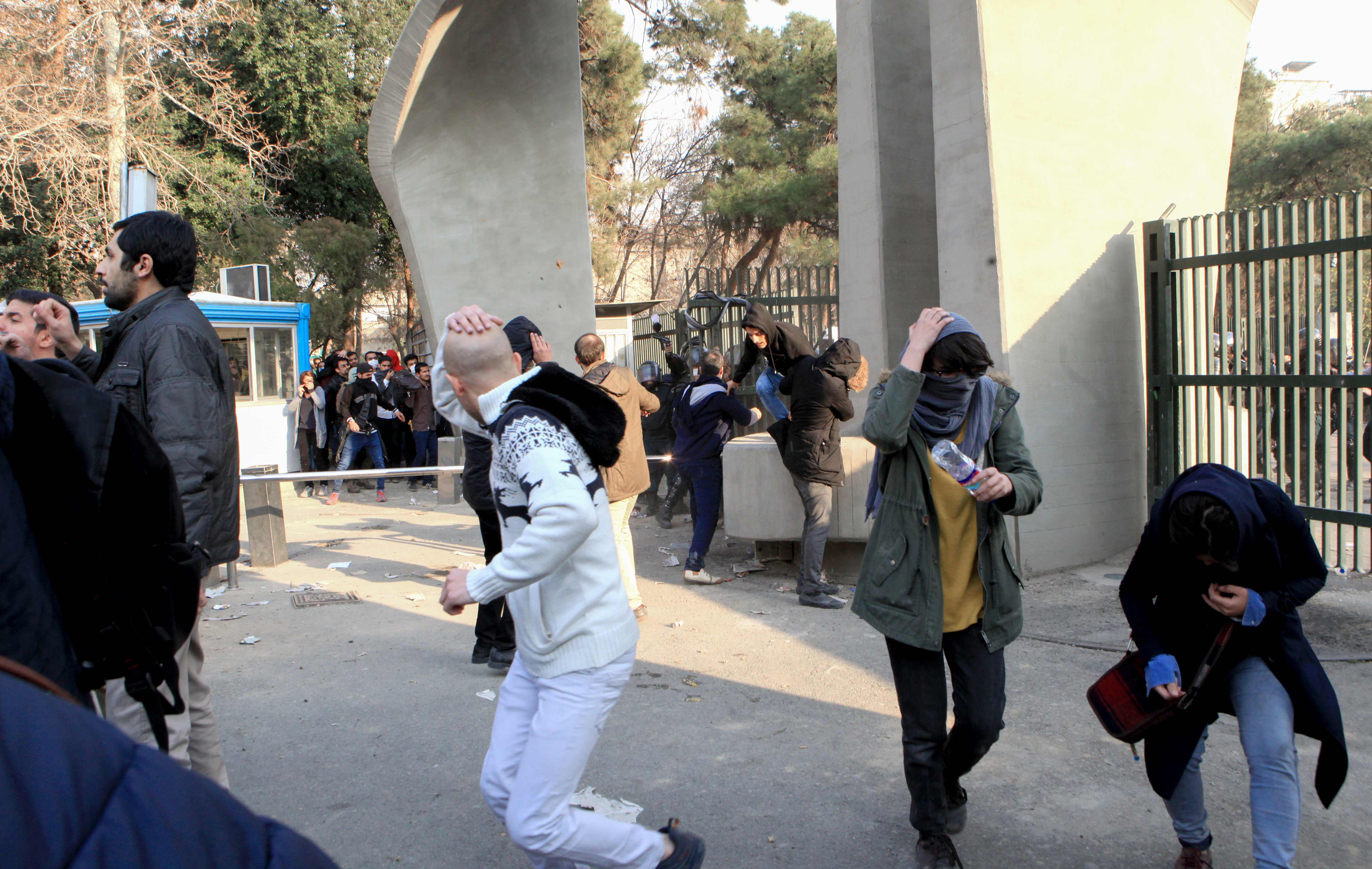 1190357-مواجهات-وعنف-بين-الشرطة-والمحتجين-فى-ايرام