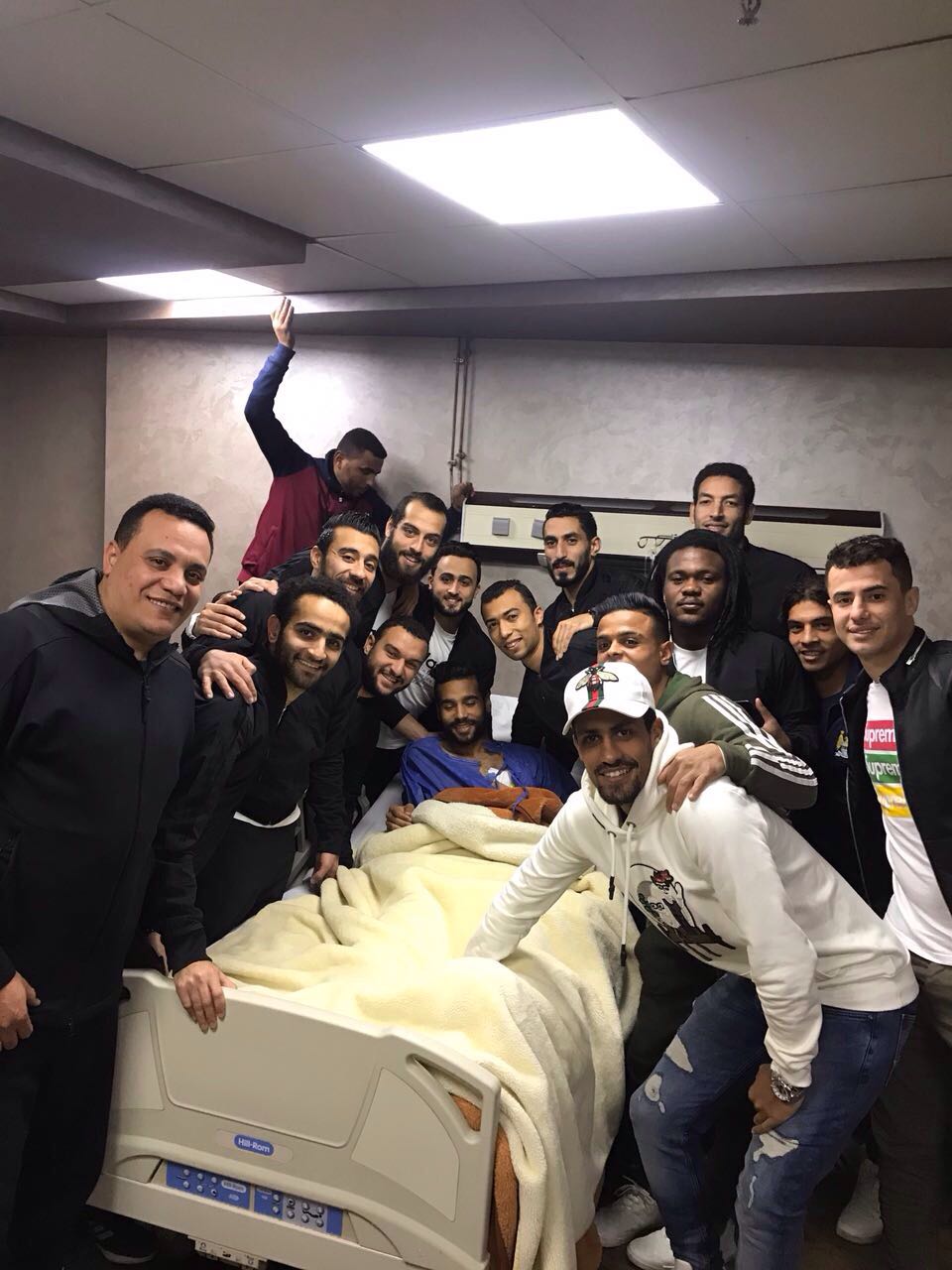 لاعبو الطلائع فى زيارة معتمد محسن بالمستشفى