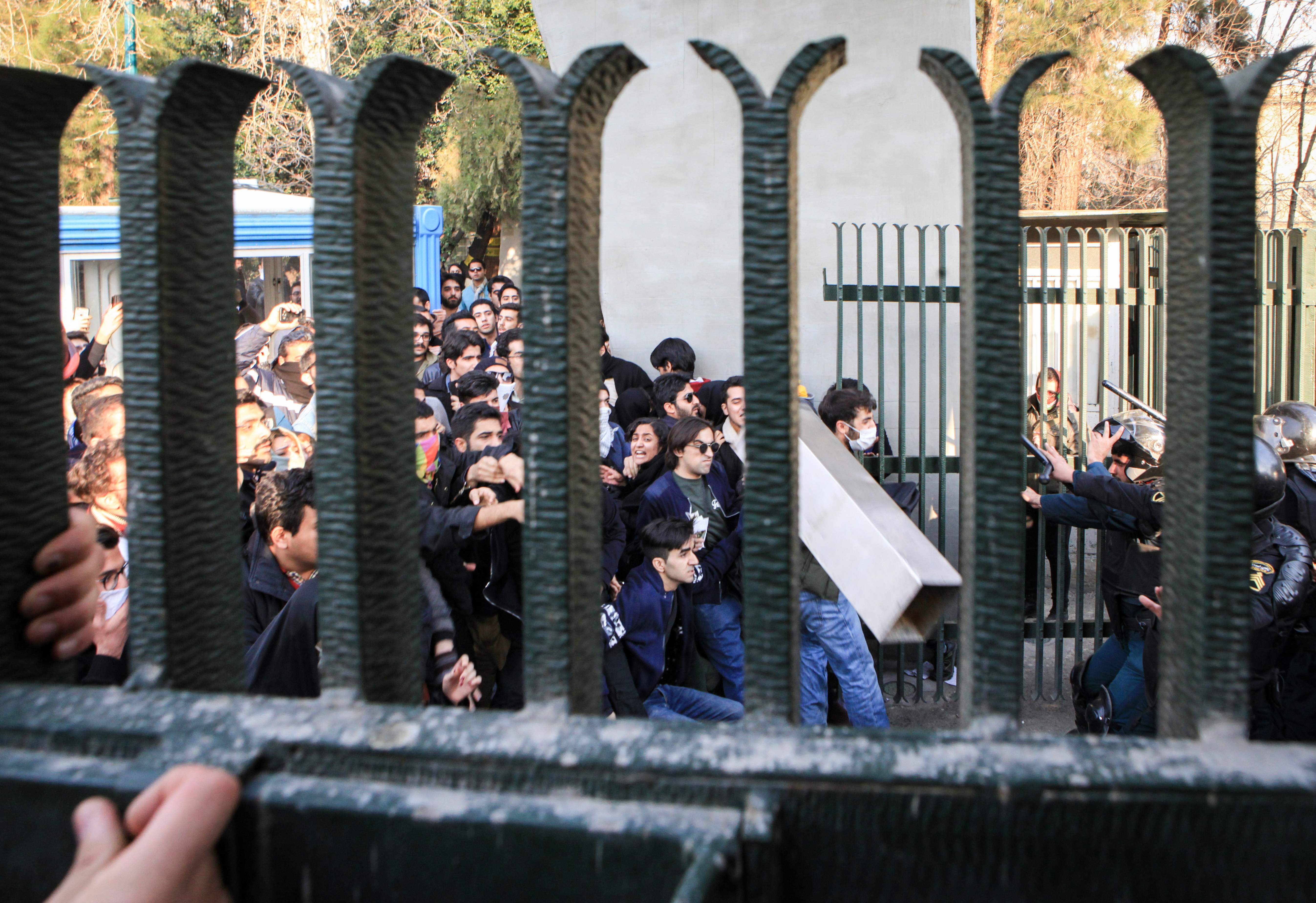 1396150-مواجهات-ساخنة-بين-الشرطة-الإيرانية-ومجتجين