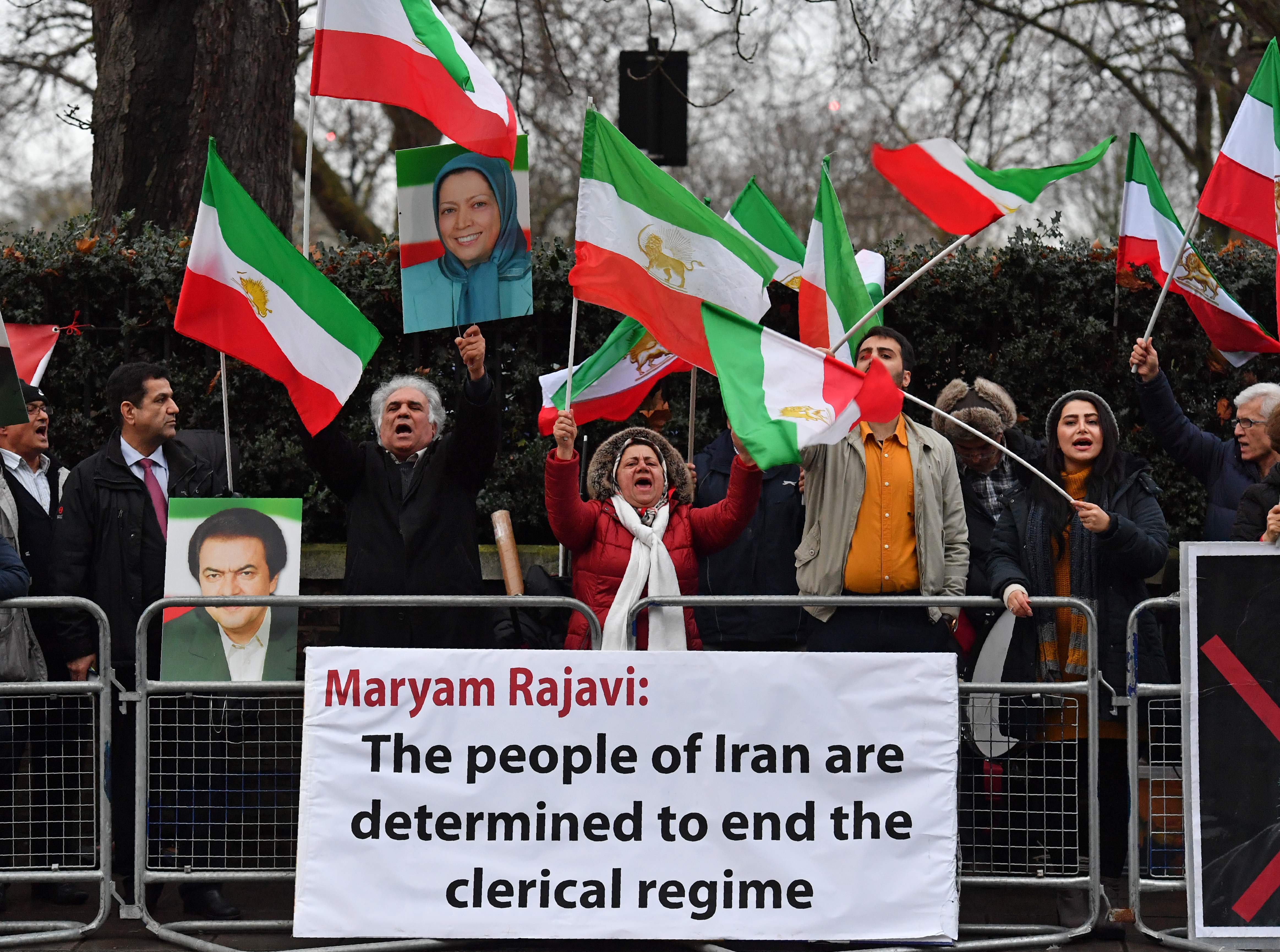 متظاهرون يتضامنون مع ثورة الفقراء فى ايران