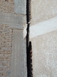 شقوق كبير بين العقارين