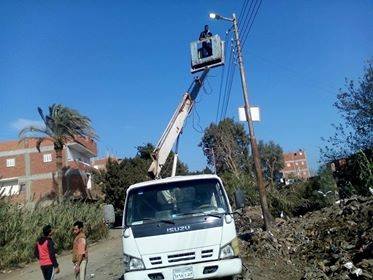 عامل الكهرباء أثناء إصلاح الكشافات