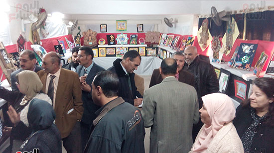 جانب من الحضور فى المعرض جانب من الحضور فى المعرض