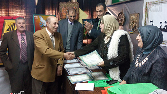 تسليم شهادات التقدير للموجهين تسليم شهادات التقدير للموجهين