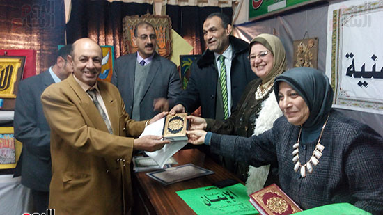 جانب من توزيع الهدايا جانب من توزيع الهدايا