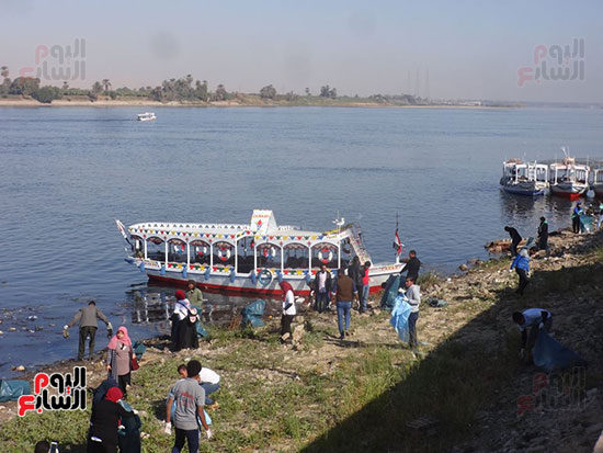 الشباب يشاركون فى مبادرة تنظيف نهر النيل بالأقصر