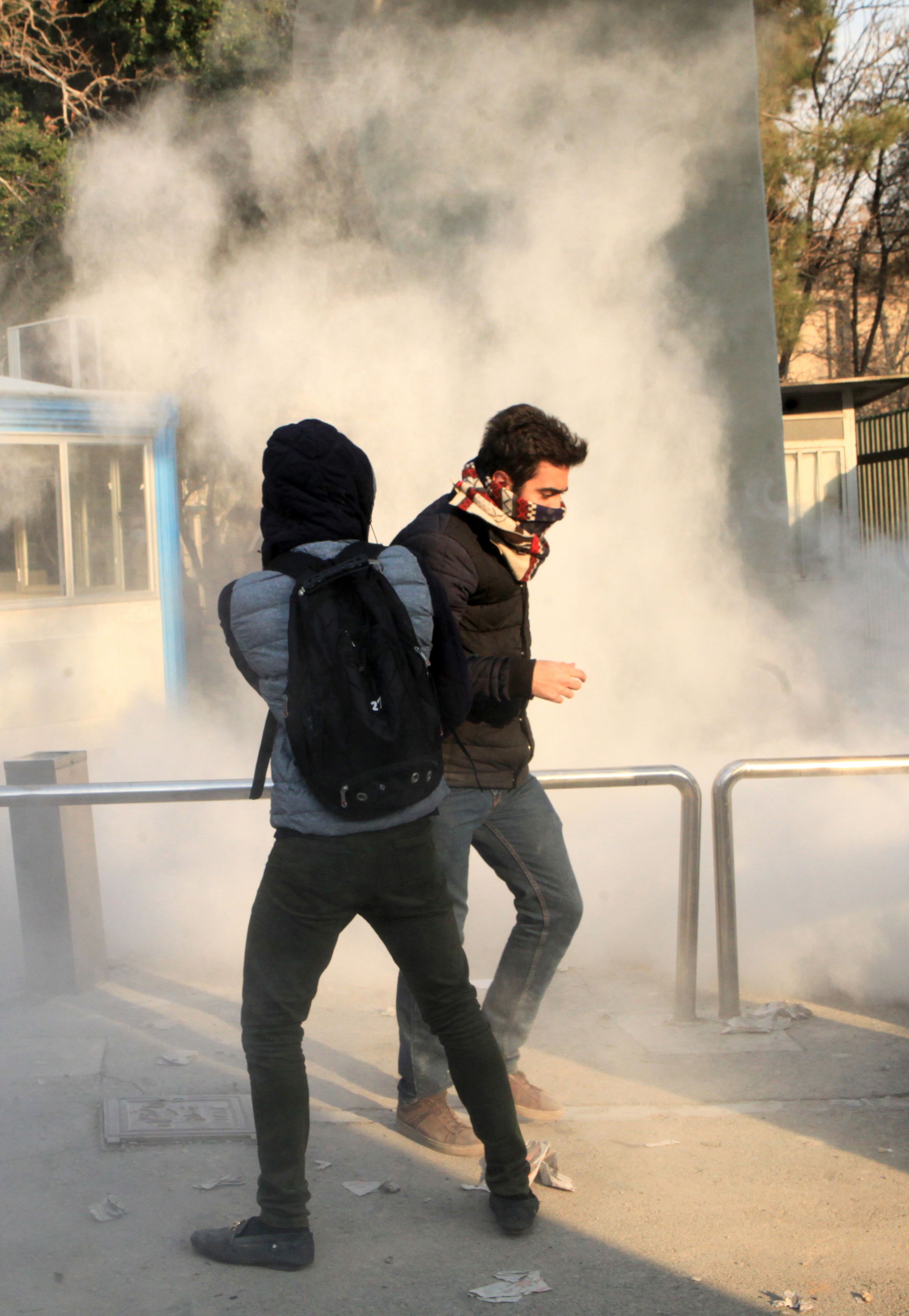 671359-الشرطة-الايرانية-تطلق-الغاز-المسيل-للدموع-على-المتظاهرين
