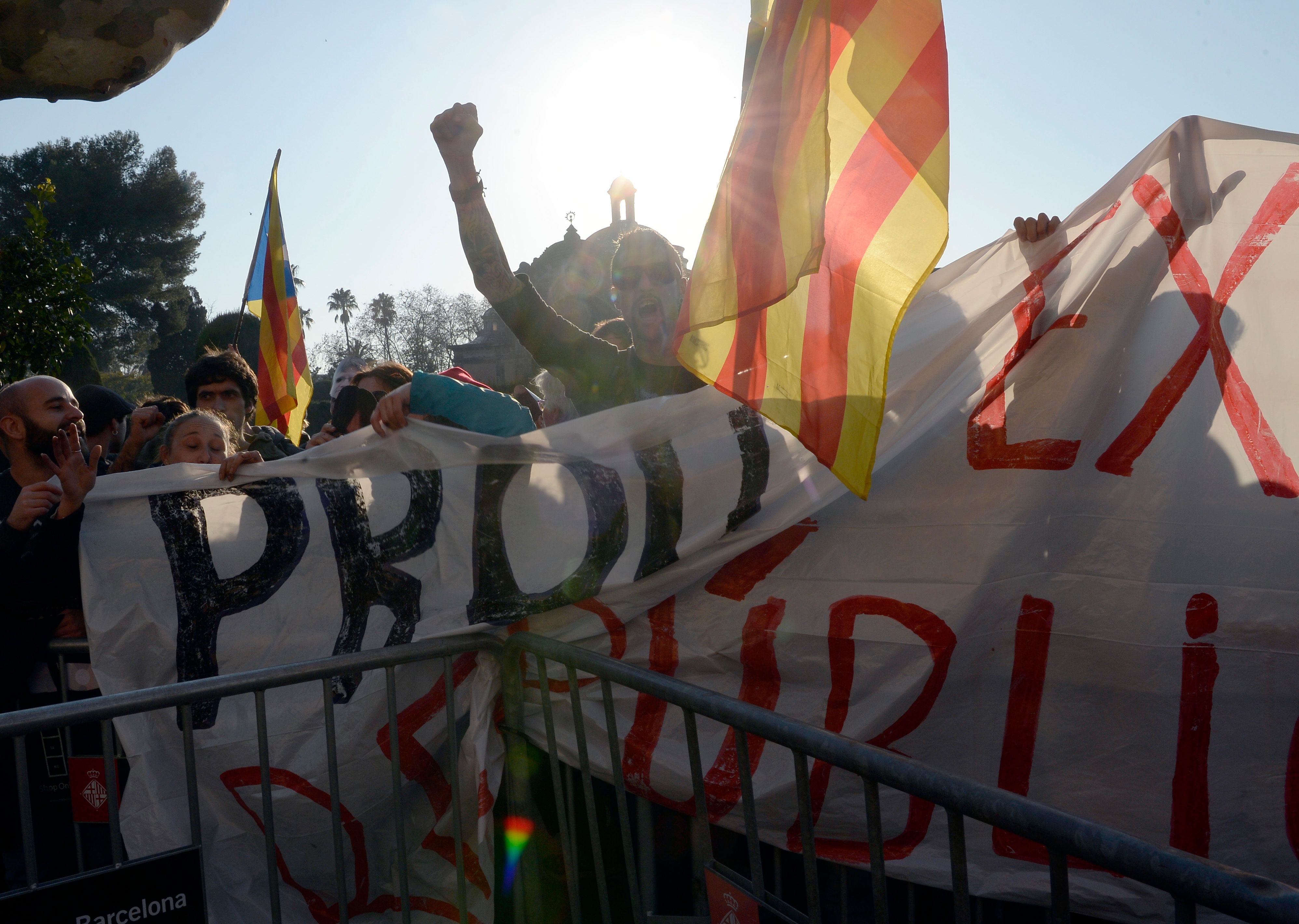 تظاهرات أمام البرلمان الكتالونى
