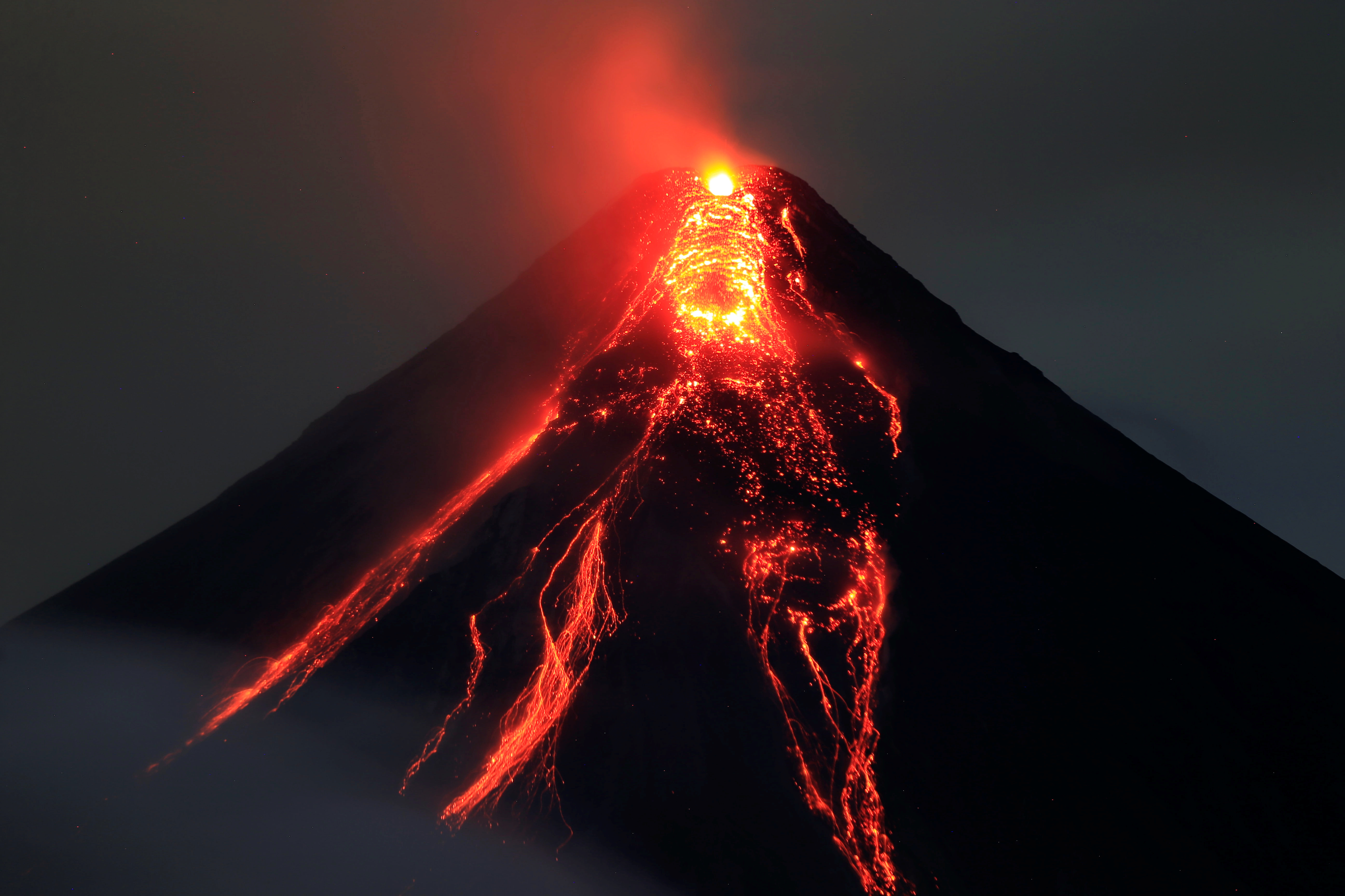 بركان الفلبين يطلق قذائف صخرية