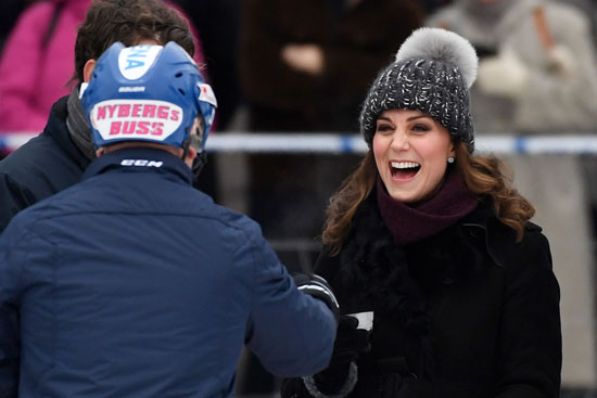 الأميرة كيت تضحك خلال حديثها مع لاعب هوكى سويدى