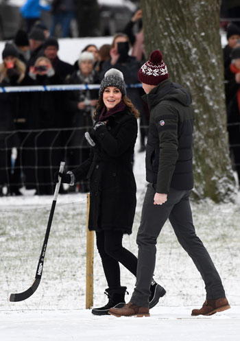 الأمير وليام والدوقة كيت يلعبان الهوكى فى السويد