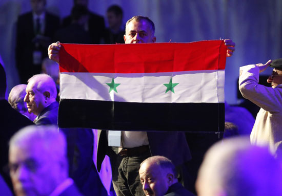رفع علم سوريا داخل قاعة مؤتمر سوتشى