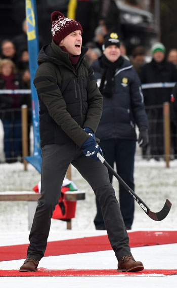 الأمير وليام يلعب الهوكى فى السويد