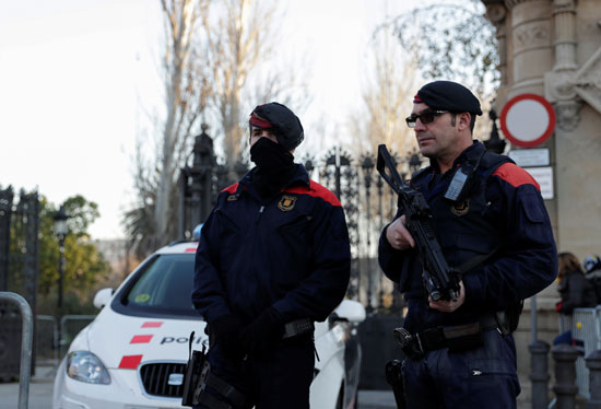 الشرطة الكتالونية تؤمن مبنى البرلمان