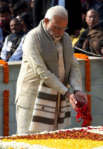 رئيس الوزراء الهندى ينثر الورود على قبر المهاتما غاندى