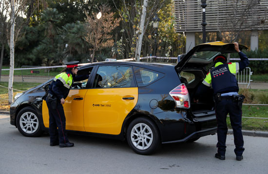 الشرطة الكتالونية تفتش سيارة قرب مبنى البرلمان