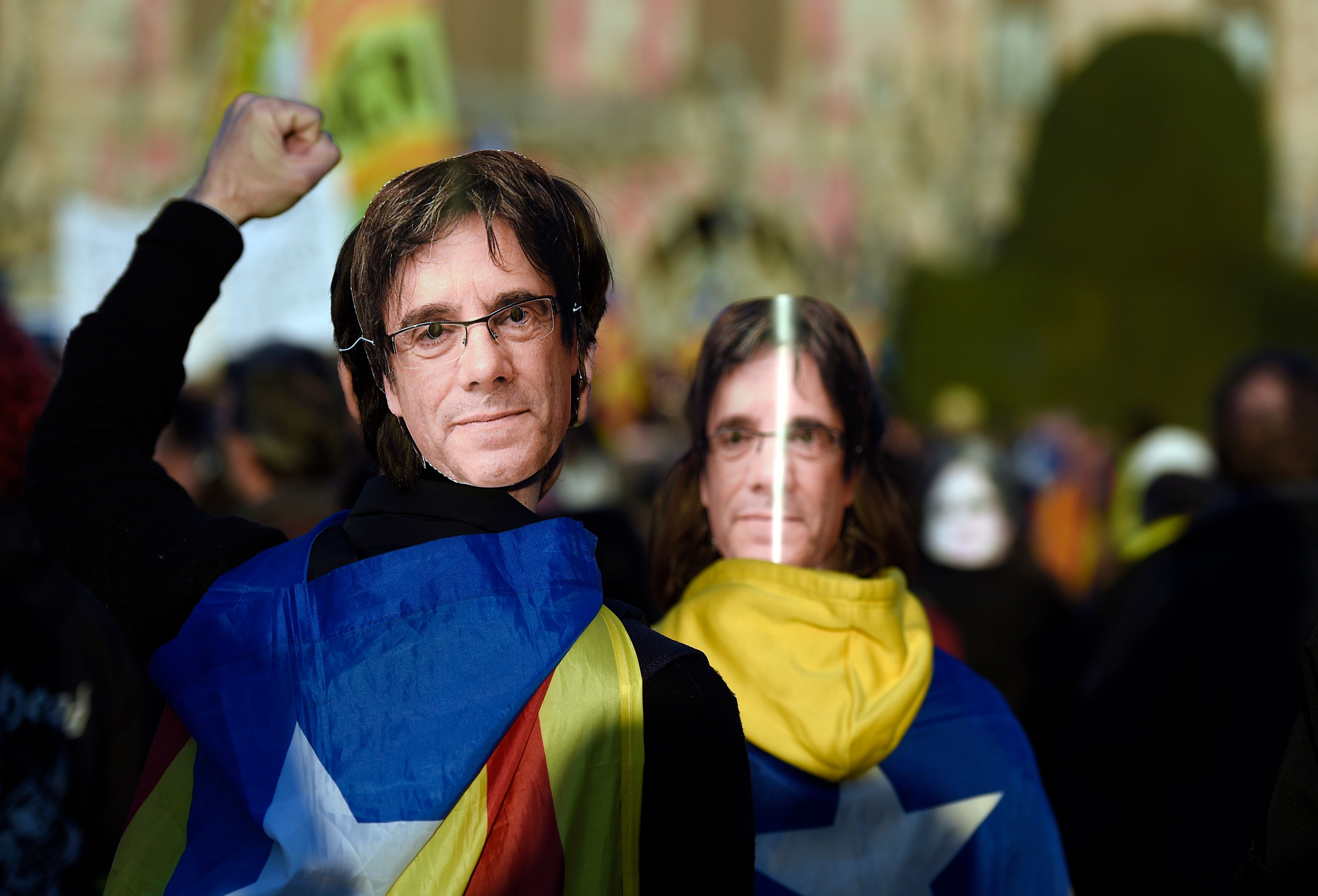 مواطنون يرتدون  صورة الانفصالى كارليس بوتشيمون