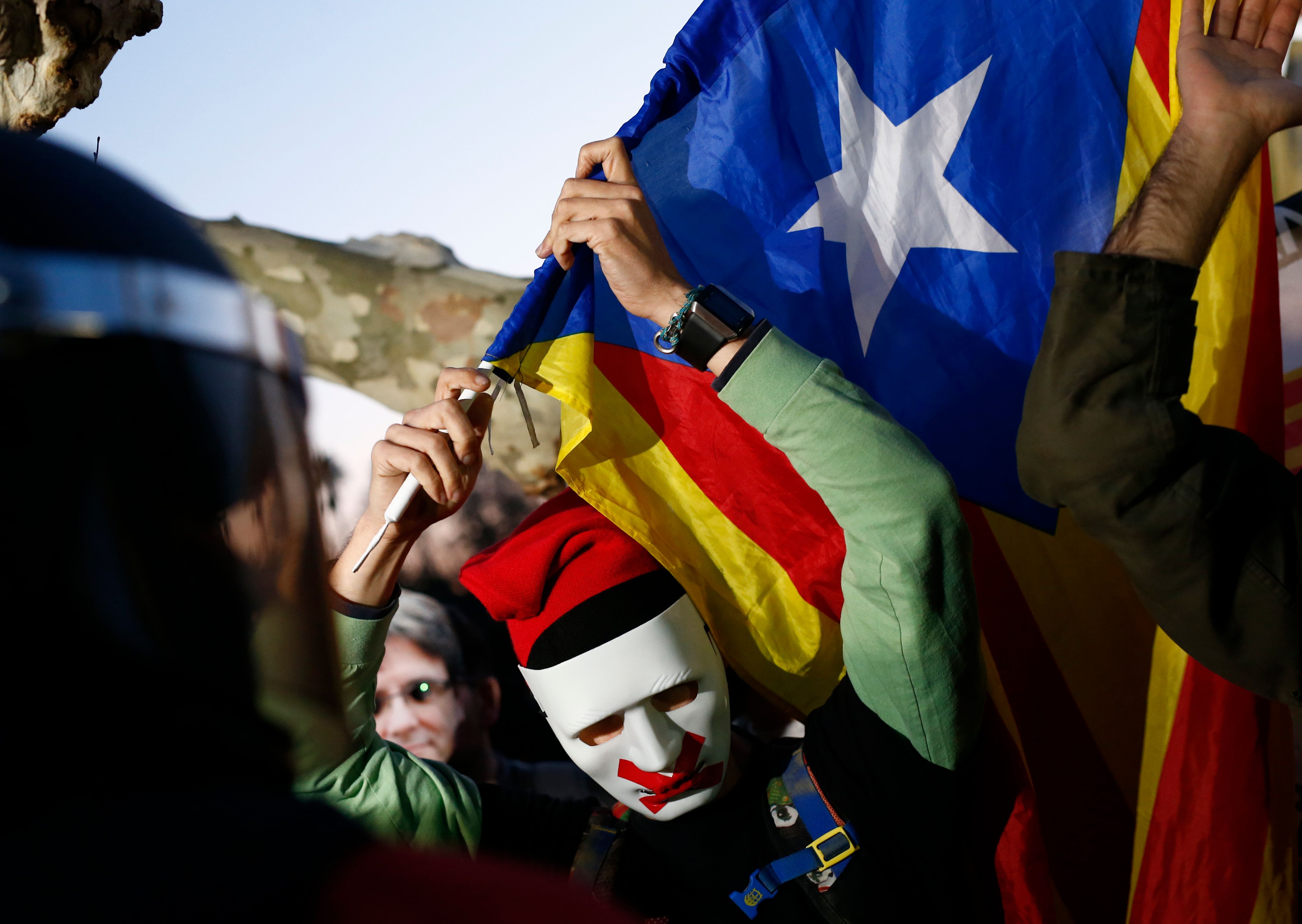 متظاهرون يرفعون أعلام كتالونيا