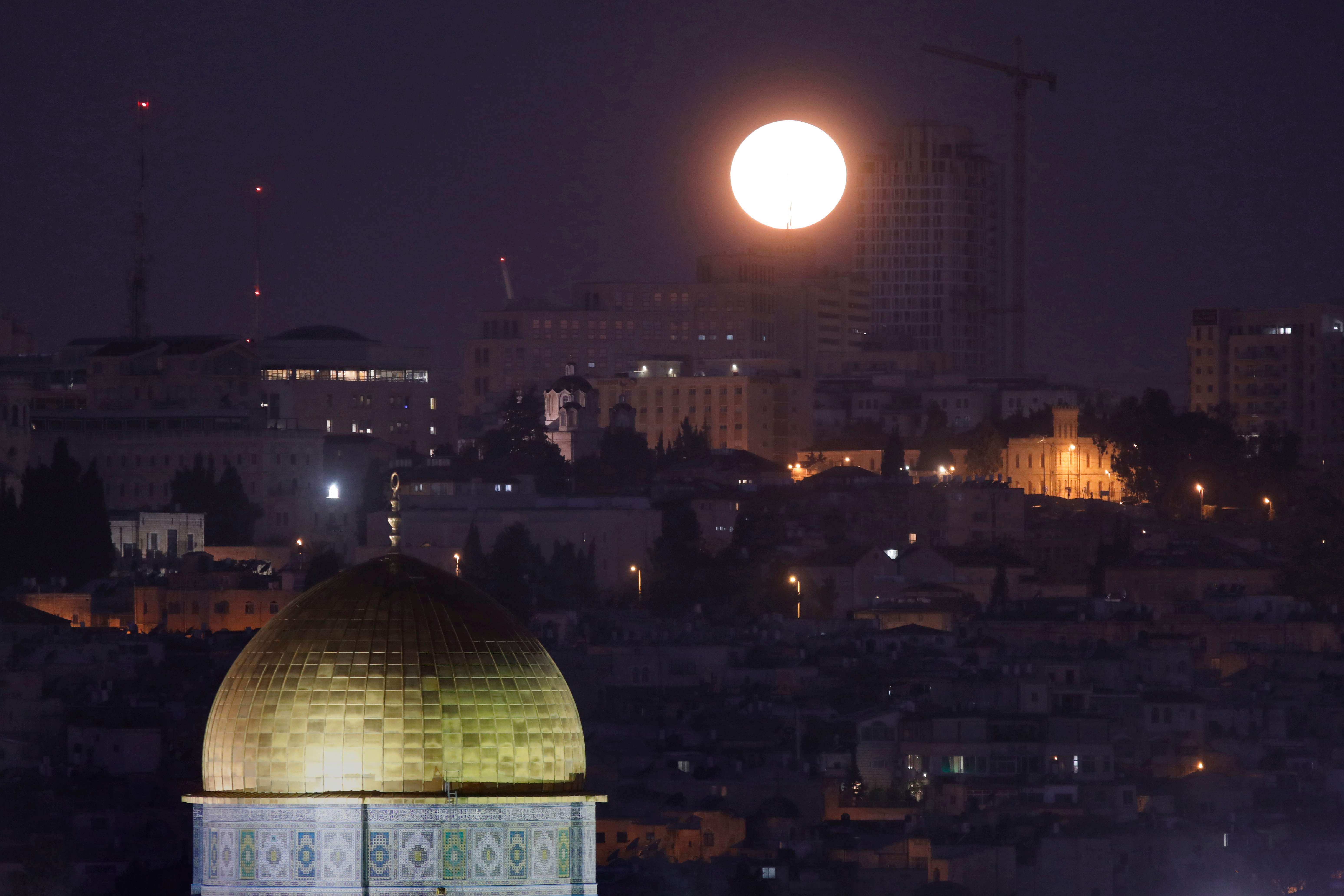 القمر الأزرق الدموى يظهر فى مدينة القدس