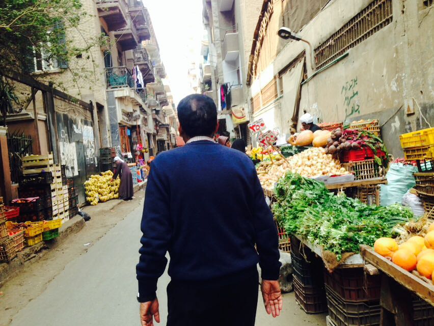 سوق عشوائى على بعد امتار من الحى (8)