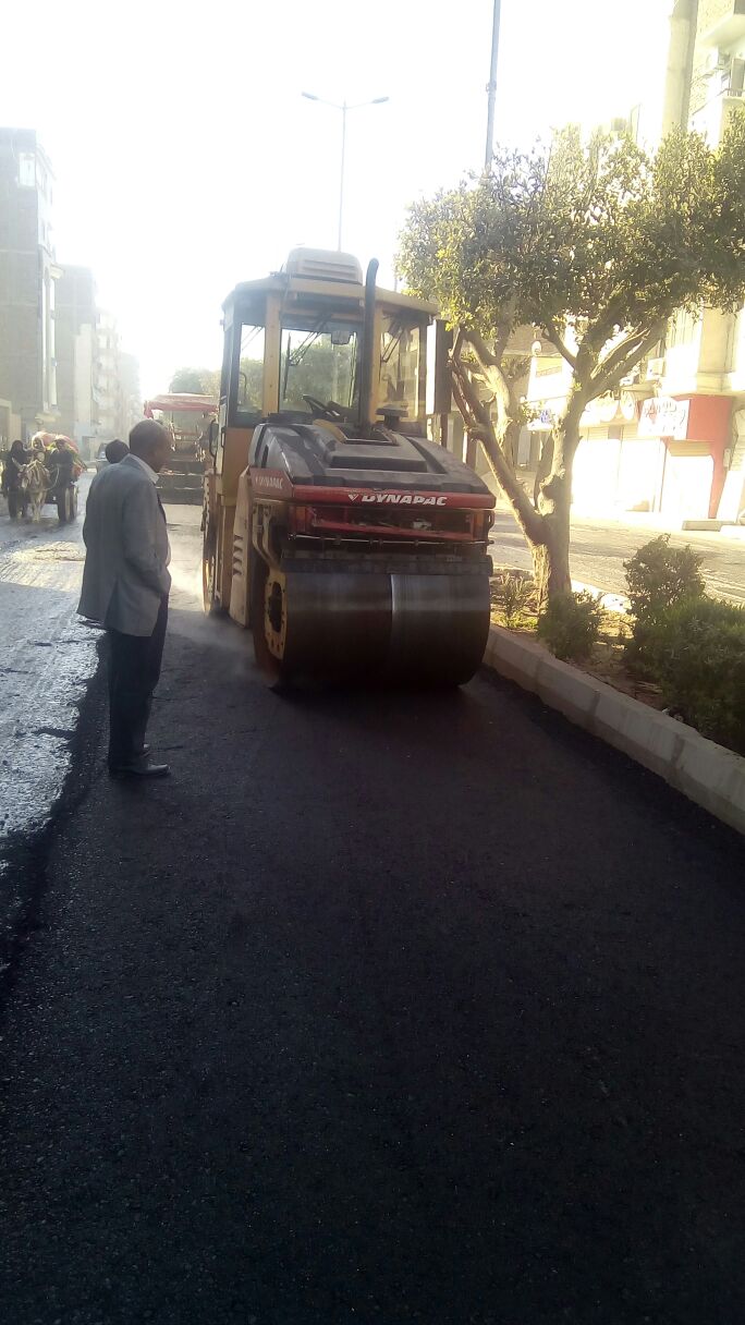 مدير مديرية الطرق والنقل بالأقصر يشرف علي رصف الطريق أمام مدرسة تجريبية (3)