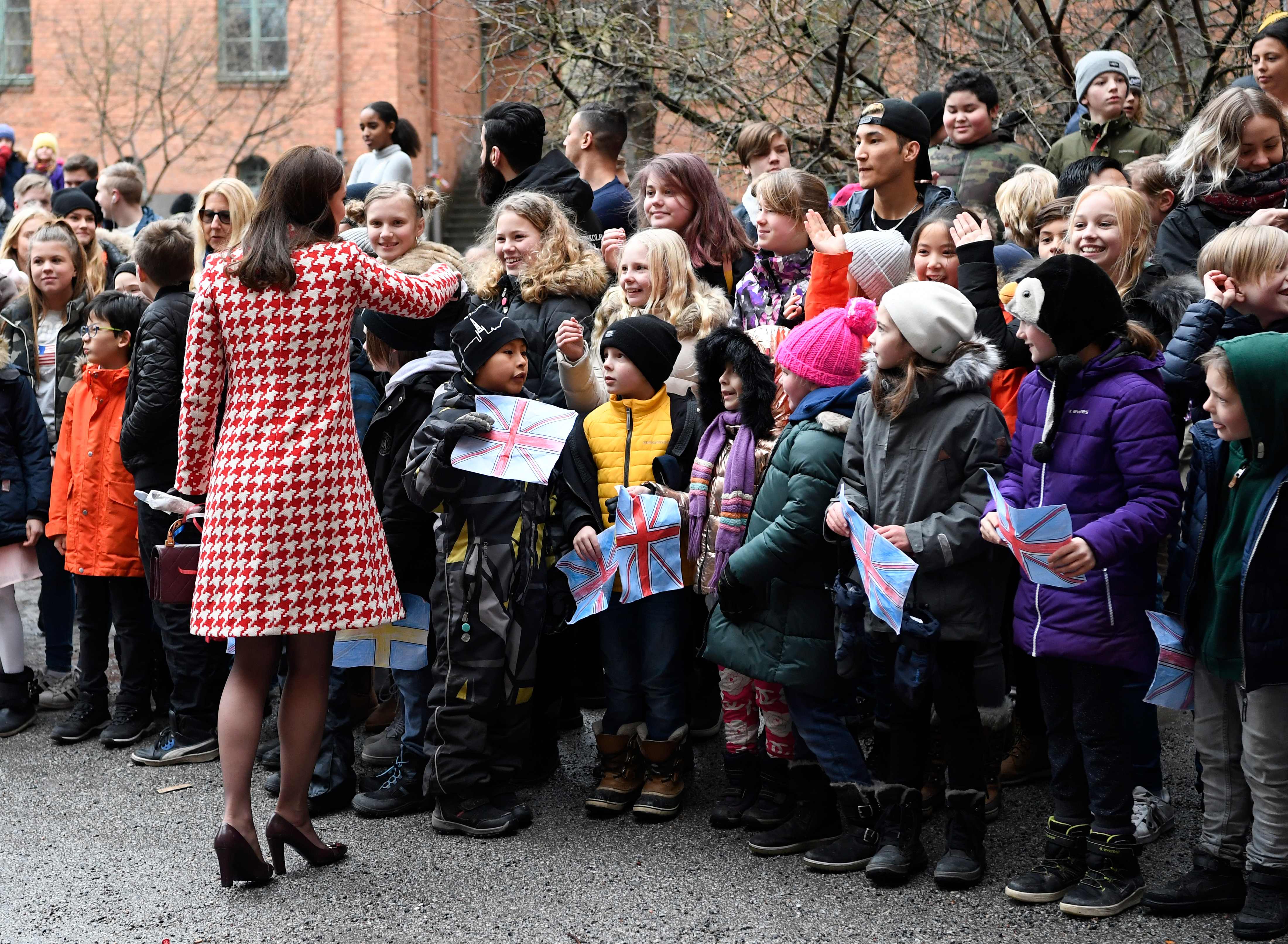 الأمير كيت تصافح الأطفال فى مدرسة بالسويد