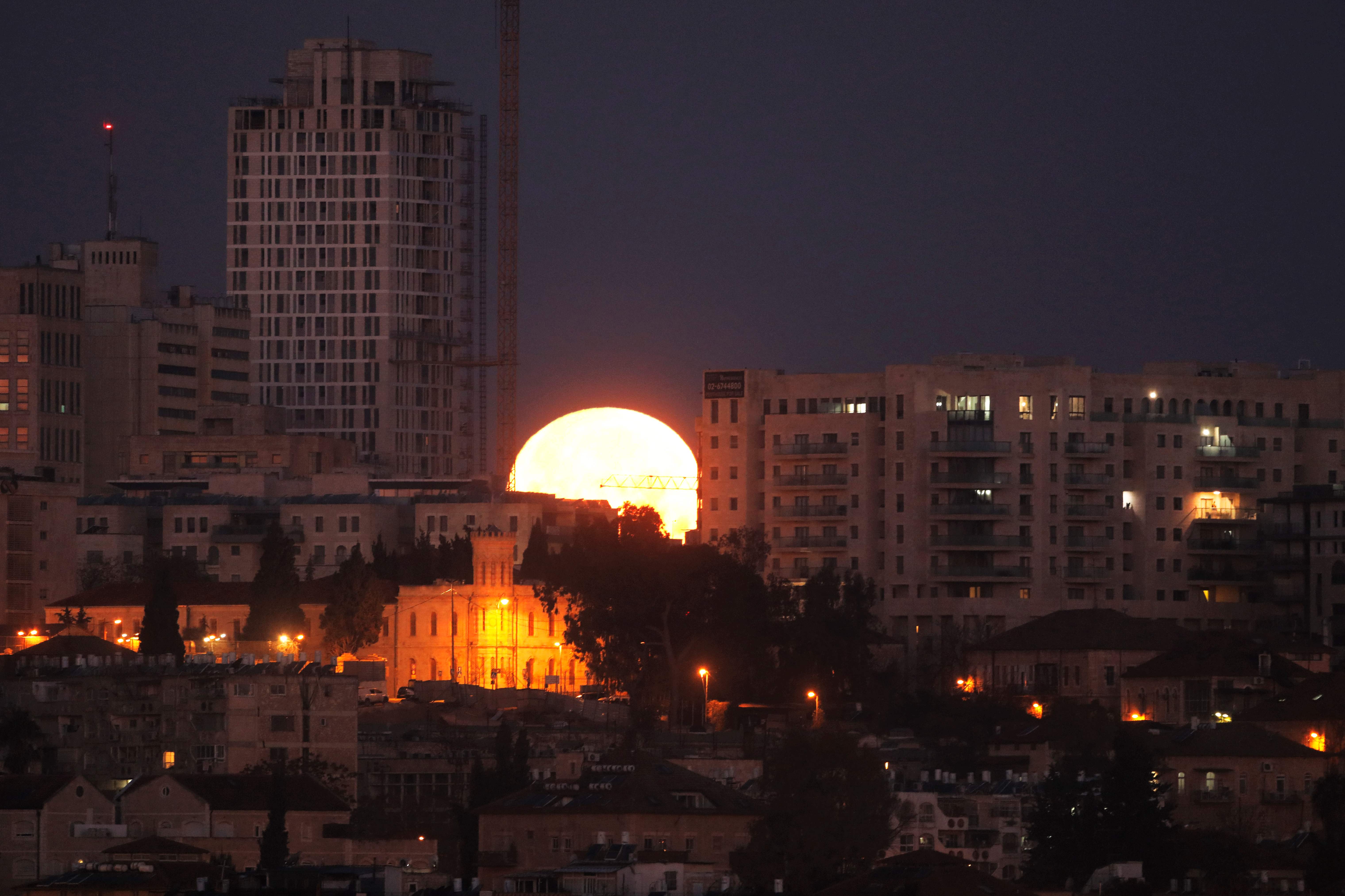 الخسوف القمرى الأزرق خلف مدينة القدس