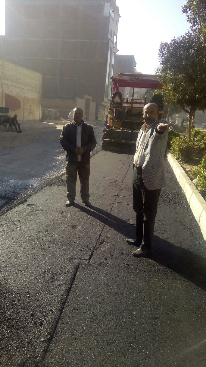 مدير مديرية الطرق والنقل بالأقصر يشرف علي رصف الطريق أمام مدرسة تجريبية (1)