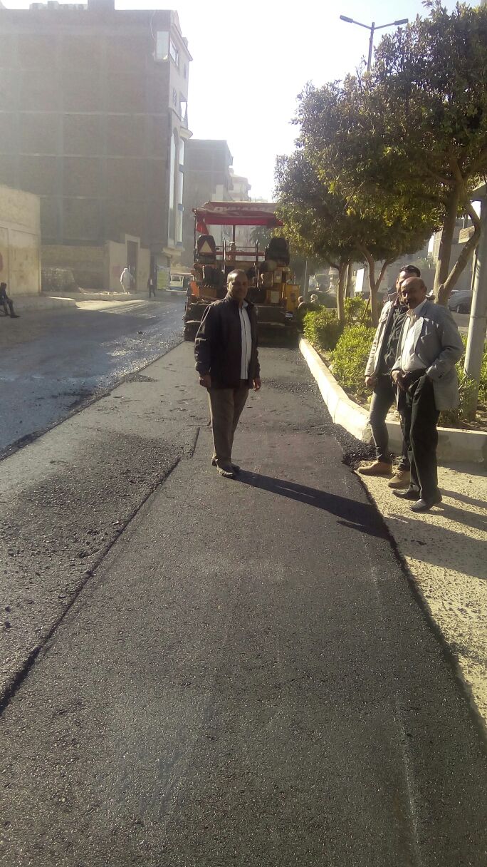 مدير مديرية الطرق والنقل بالأقصر يشرف علي رصف الطريق أمام مدرسة تجريبية (2)