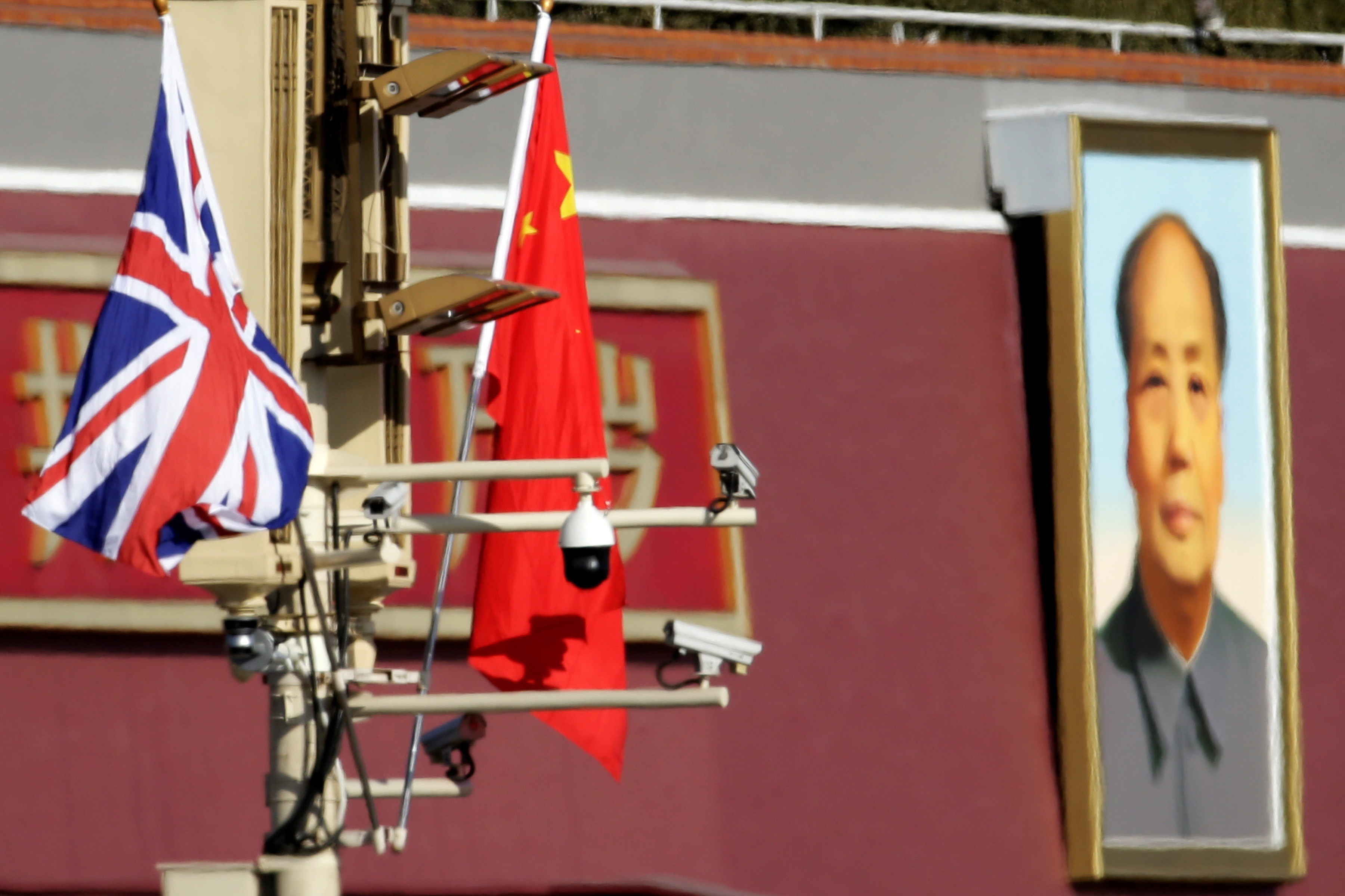 أعلام بريطانيا والصين فى شوارع بكين