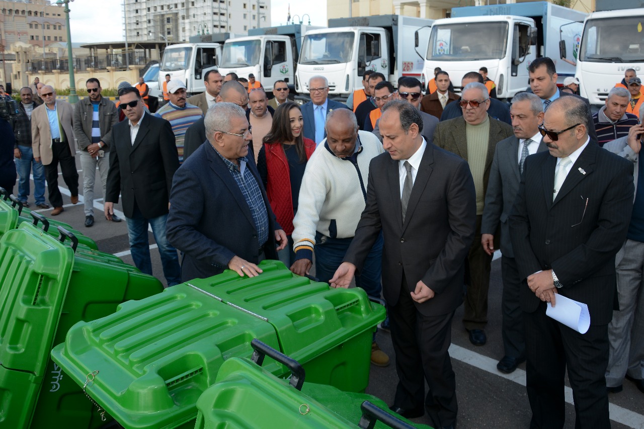 محافظ الاسكندرية يتفقد معدات النظافة (6)