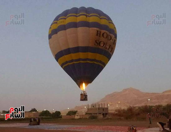  جانب من تجهيز البالونات للتحليق بسماء الأقصر