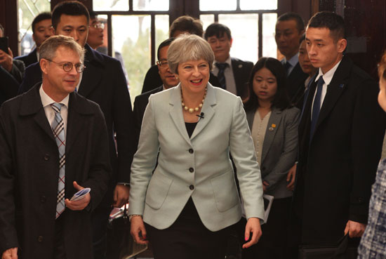 رئيسة وزراء بريطانيا فى زيارة إلى الصين