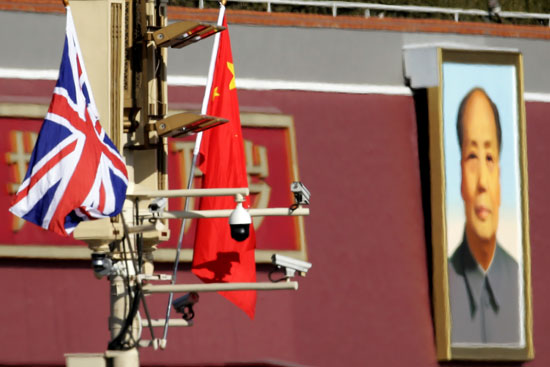 أعلام الصين وبريطانيا فى بكين خلال زيارة تيريزا ماى