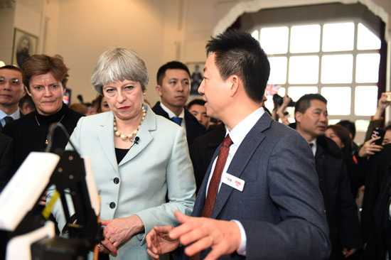جولة لرئيس وزراء بريطانيا فى جامعة صينية