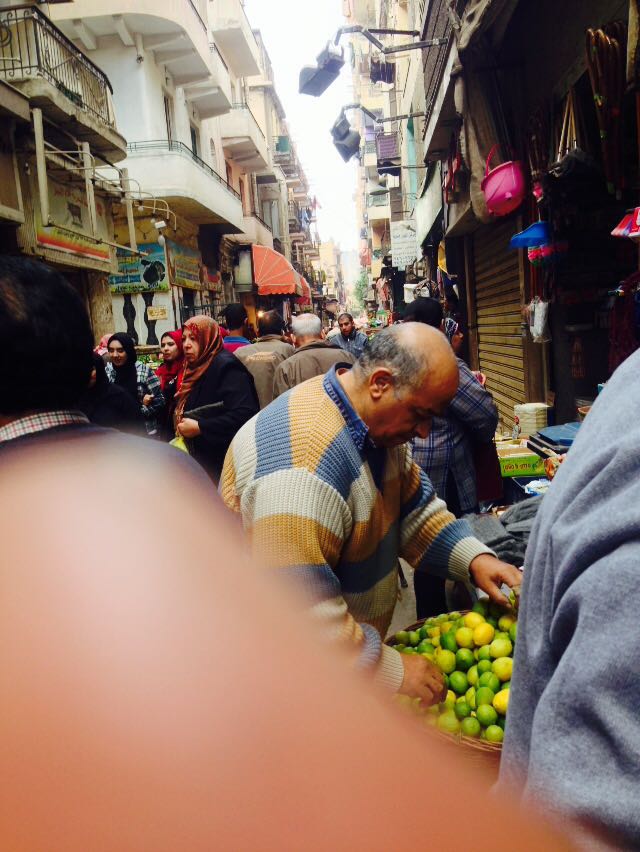 سوق عشوائى على بعد امتار من الحى (6)