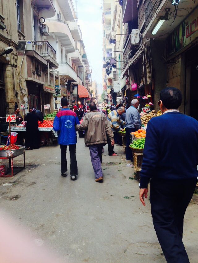 سوق عشوائى على بعد امتار من الحى (5)