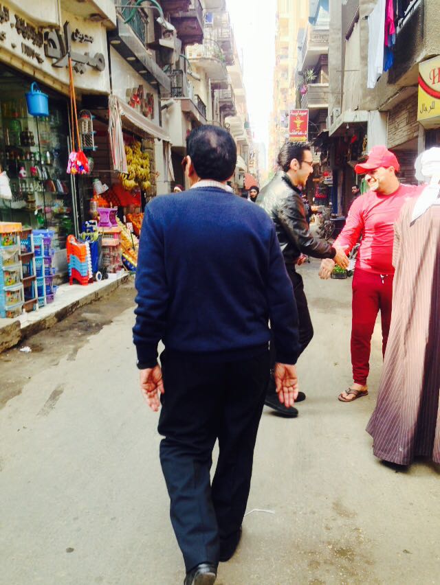 سوق عشوائى على بعد امتار من الحى (9)