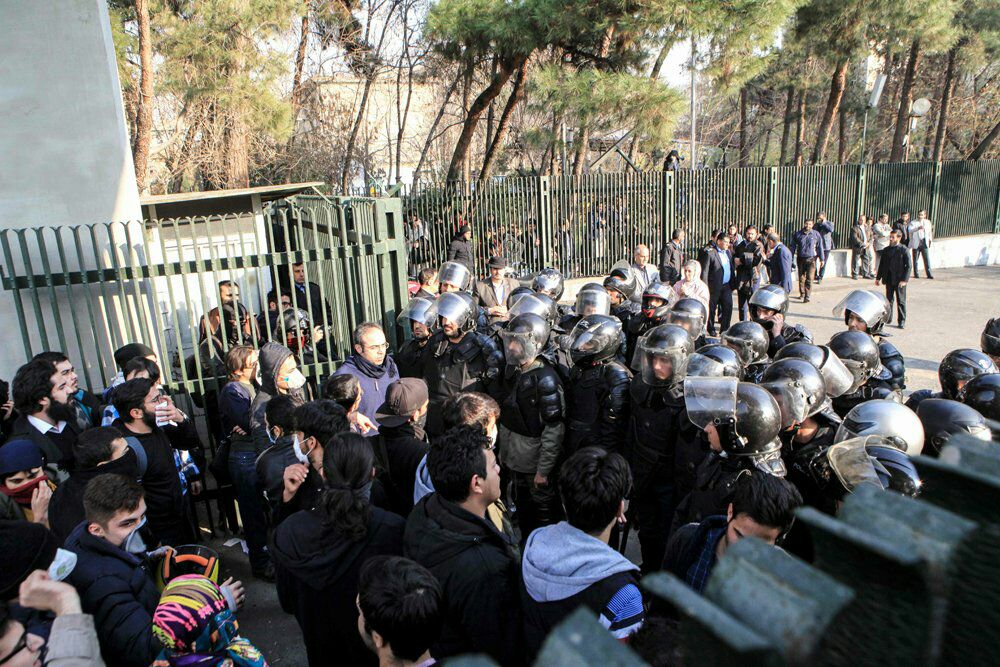 قوات الأمن الداخلى تحاصر طلاب الجامعات المنتفضين