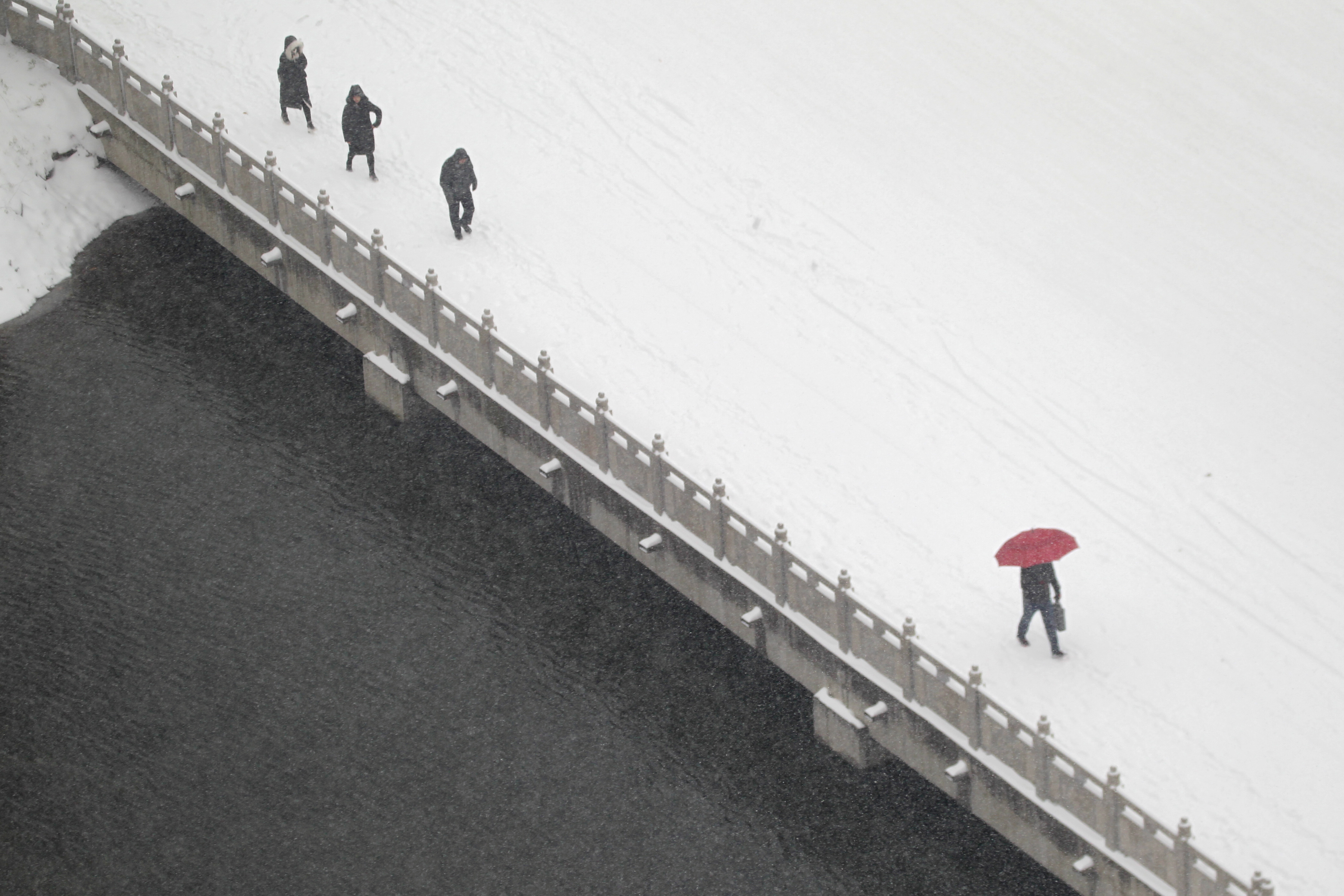 مواطنو الصين يسيرون على الثلوج