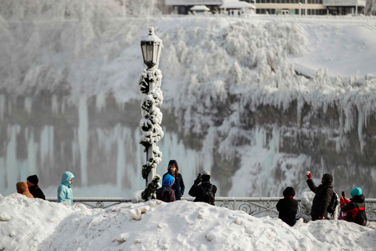 السياح يشاهدون الثلوج فى  شلالات نياجرا