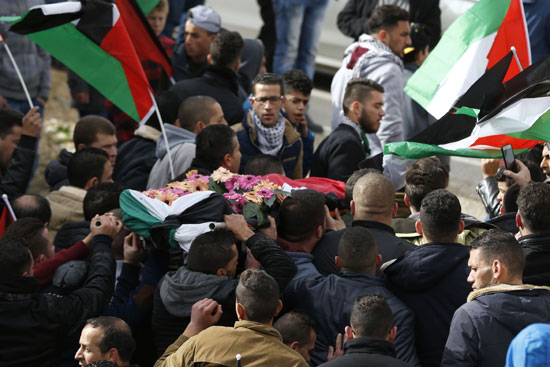 علم فلسطينى يغطى جسد الفتى الفلسطينى مصعب التميمى