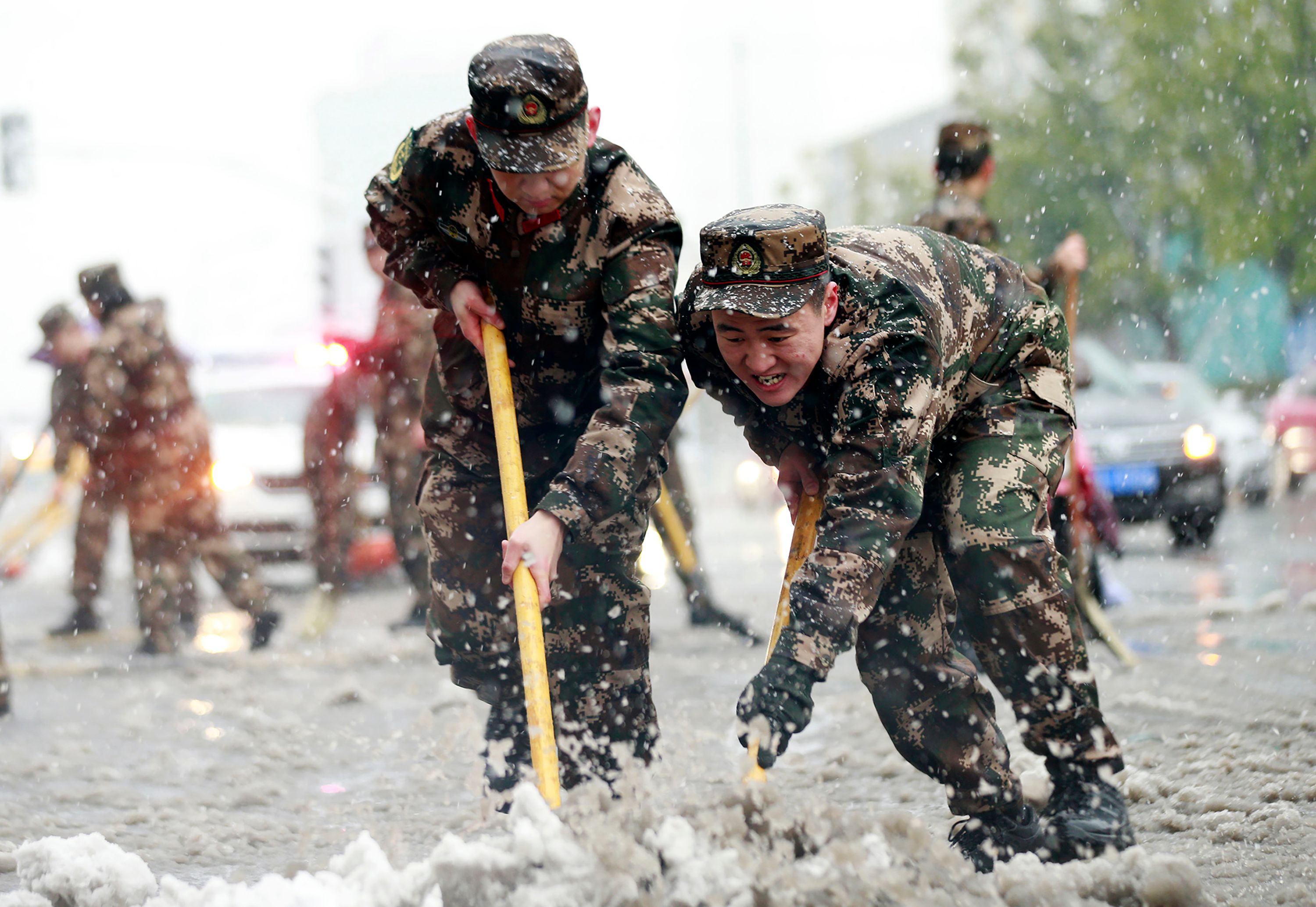 الجيش يزيل طبقات الجليد