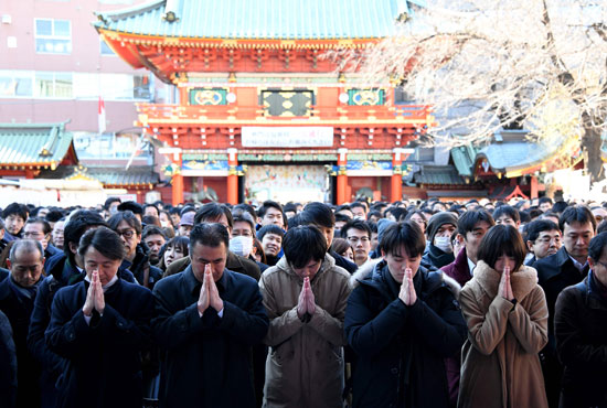 اليابانيون-يحتفلون-برأس-السنة-بالصلاة-فى-الأضرحة-لجلب-السعادة