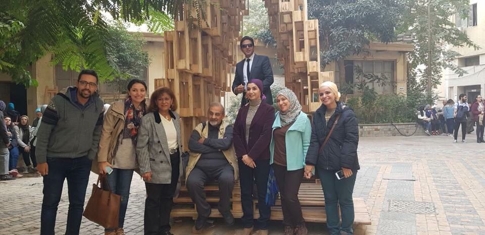 1 الدكتور راسم بدران والدكتورة آمال عبده وعدد من الطلاب المشاركين بورشة العمل