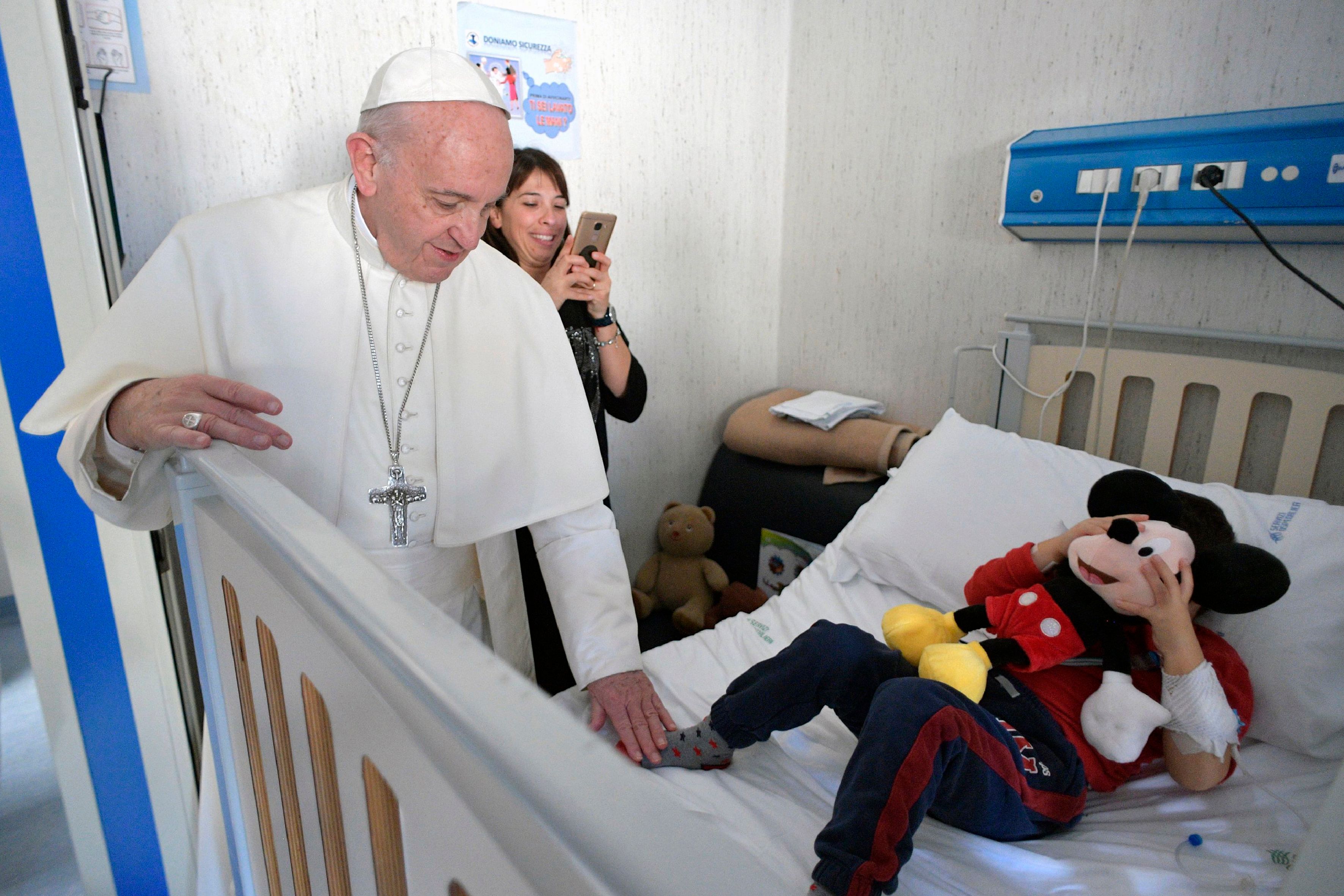  اطمئنان البابا فرانسيس على الأطفال 